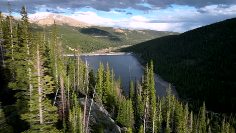 Vista-Aérea-Del-Embalse-De-Montgomery-En-Colorado-Rodeado-Por-Un-Denso-Bosque