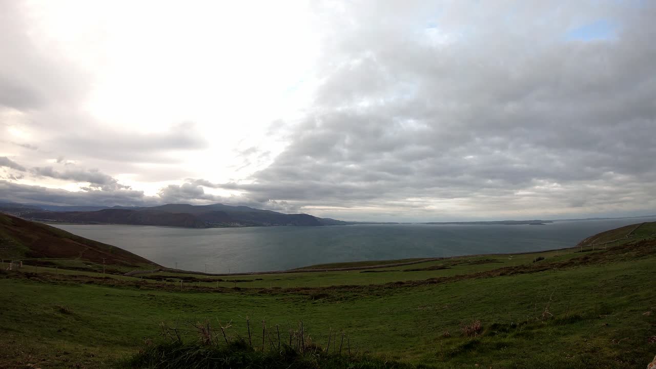 cubierta de nubes de la mañana que pasa sobre el paisaje verde de la montaña galesa timelapse