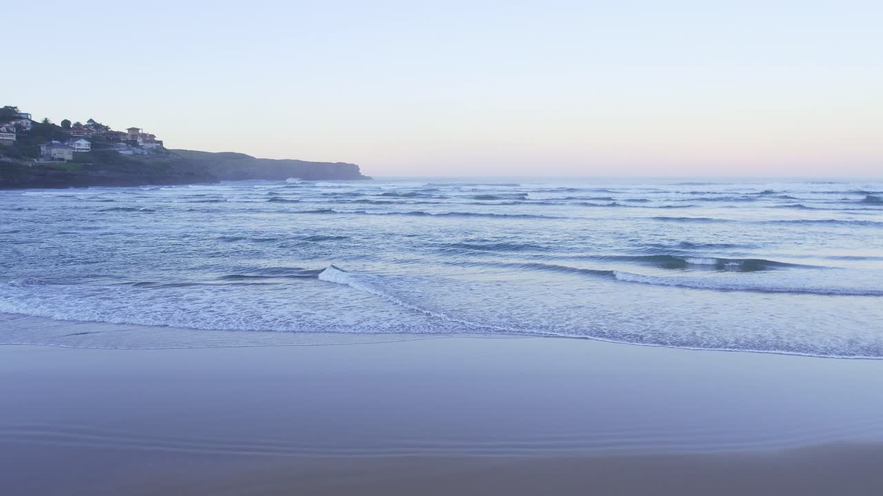 el complejo español de playa de isla desde una playa aislada al atardecer