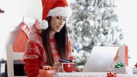 Mujer-Joven-Pidiendo-Regalos-De-Navidad-En-Línea