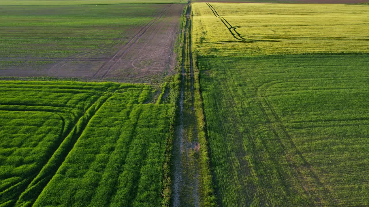 vista aérea de una carretera rural con campos de cultivos a ambos lados cerca de la ciudad de svitavy