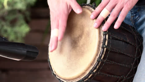 un hombre tocando el tambor de mano - cámara lenta
