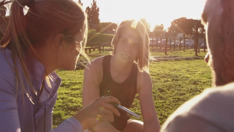 Adultos-Jóvenes-Entrenando-En-Un-Bootcamp-De-Gimnasio-Al-Aire-Libre.