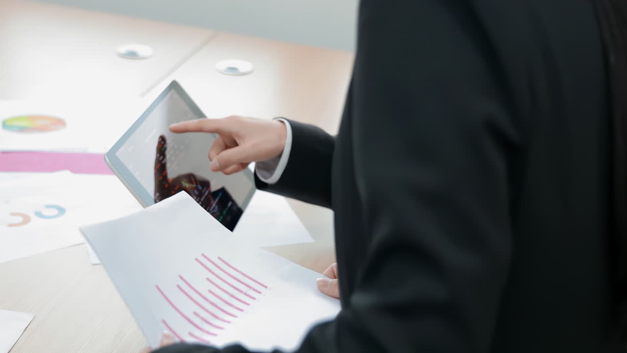 Trader d'affari o broker investitore in abbigliamento formale, analista al lavoro con grafici finanziari di borsa, report, criptovalute o Forex.