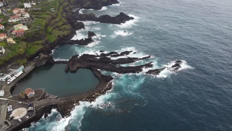 Vistas-épicas-De-La-Costa-En-Seixal-En-Madeira