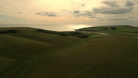 el famoso valle de cuckmere en el este de sussex entre eastbourne y newhaven, ahora un valle inundado por el mar con grandes meandros y lagos en forma de meandro en desarrollo