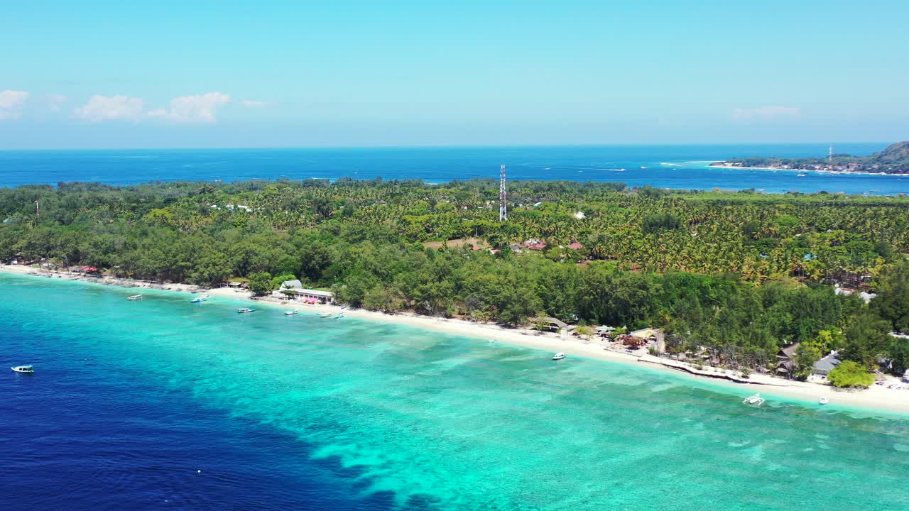 파라다이스 백사장, 완벽하게 맑은 바닷물에 떠있는 보트