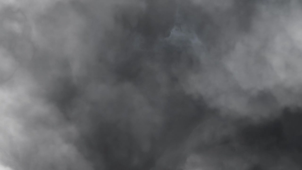 초세포 폭풍은 어두운 하늘에서 움직입니다.