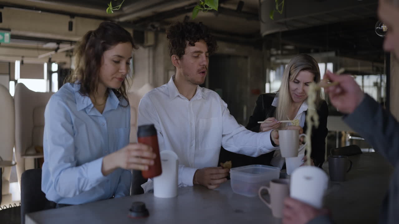 descanso de almuerzo de equipo de negocios en una oficina moderna