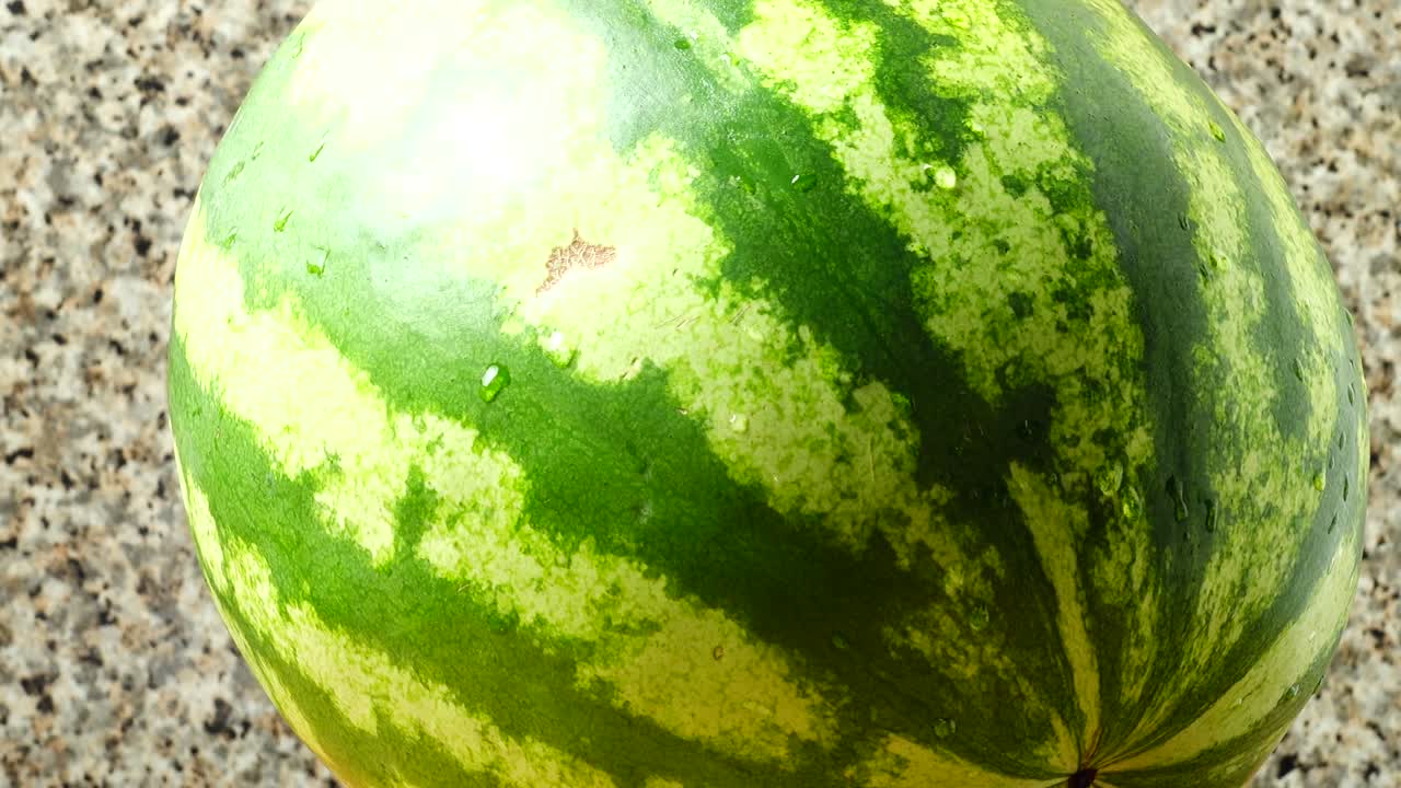 Anguria su tagliere da cucina. Ripresa in movimento