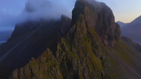 Drohnenaufnahmen-Von-Küstenbergen-Und-Klippen-In-Der-Nähe-Von-Stokkness-Bei-Sonnenaufgang-Mit-Einer-Wunderschönen-Wolkenschicht-In-Island