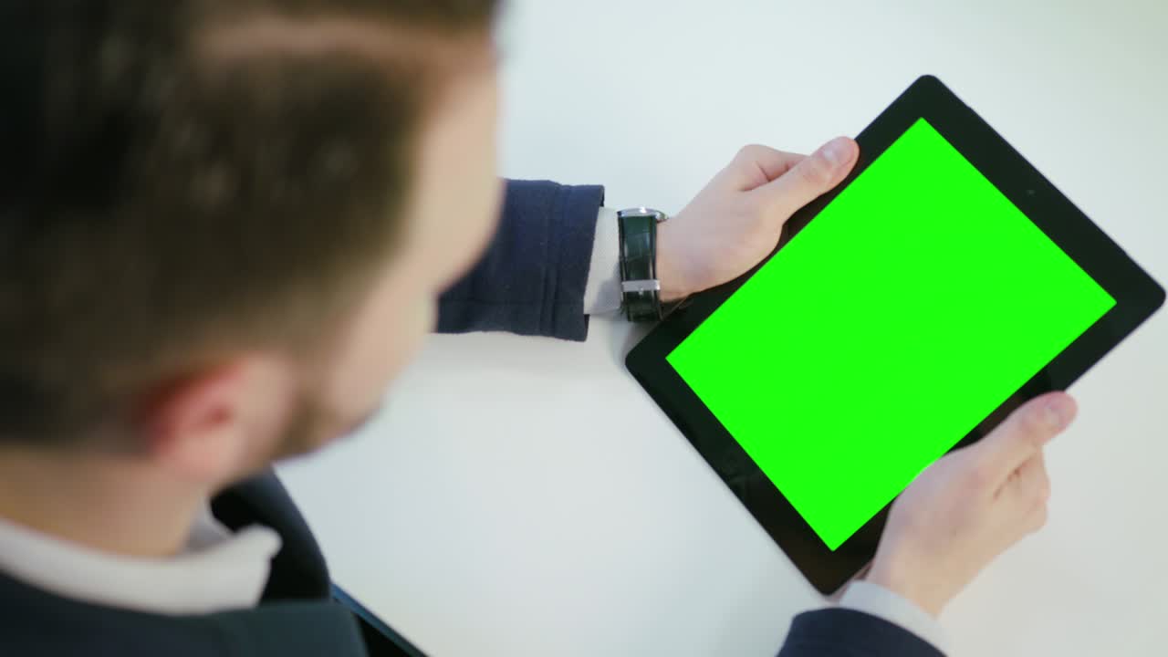 человек, использующий цифровой планшет с зеленым экраном