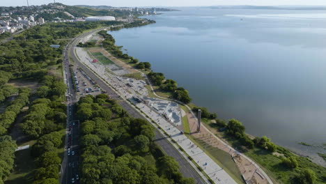 vista aérea inclinada hacia un parque de patinaje en la costa de porto allegre, brasil soleado