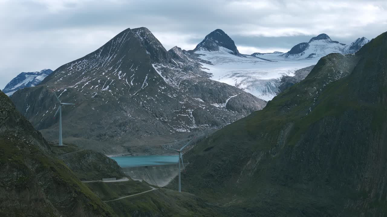 turbinas eólicas en los alpes suizos desde el paso de furka en suiza.