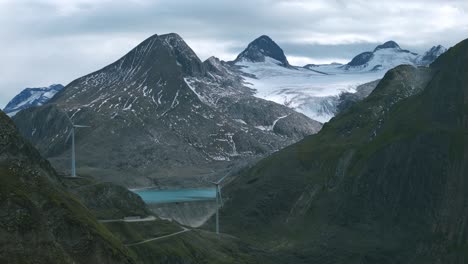 Turbinas-Eólicas-En-Los-Alpes-Suizos-Desde-El-Paso-De-Furka-En-Suiza.