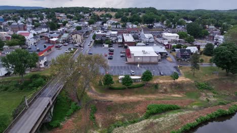 el río susquehanna y el centro de watsontown, pensilvania con un video de avión no tripulado que se mueve hacia arriba