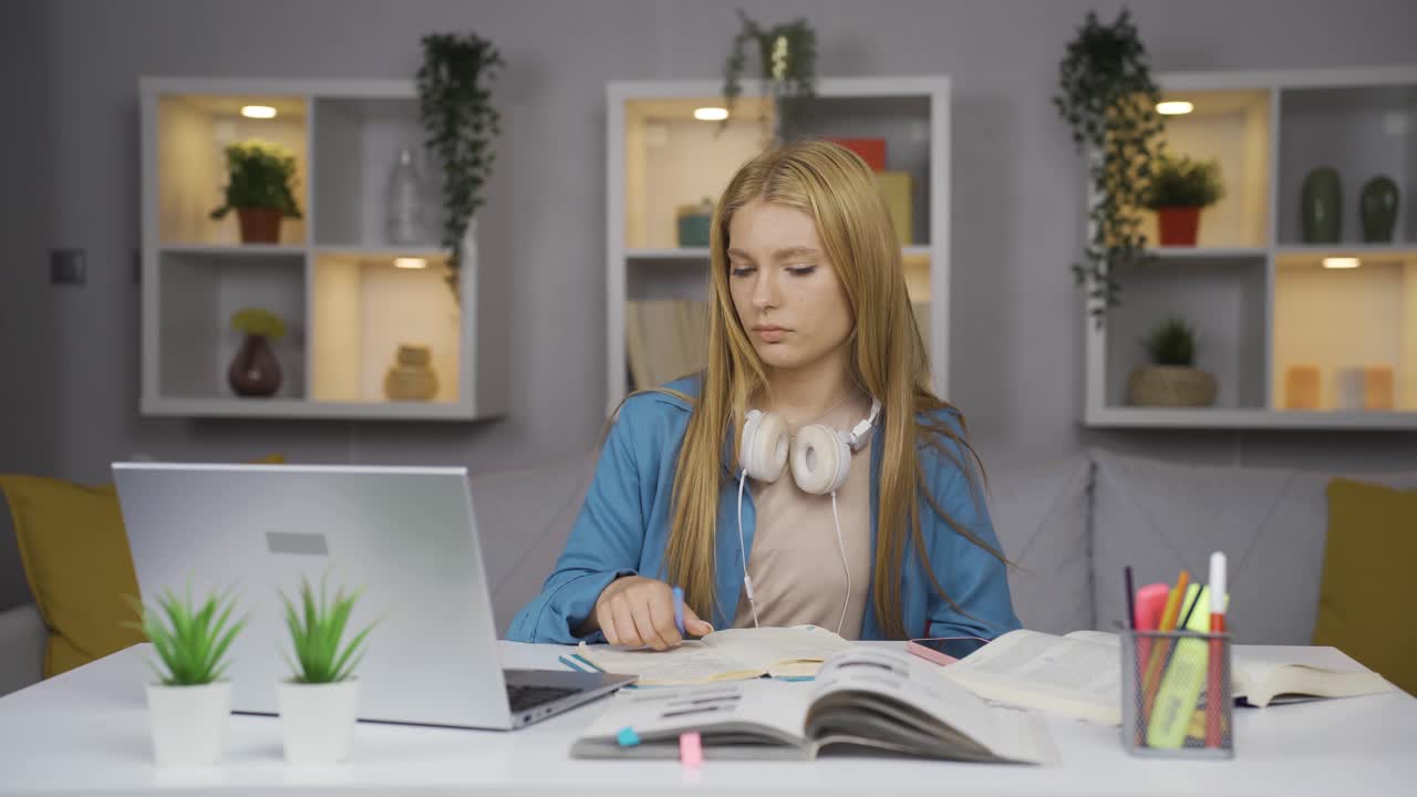 pobre estudiante infeliz y triste.