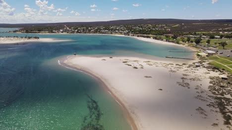 drone aéreo subiendo y bajando sobre la laguna azul de kalbarri en el centro de la ciudad