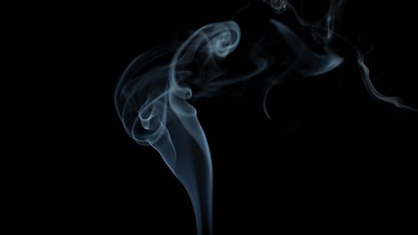 humo gris sobre un fondo negro.