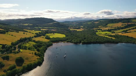 Vista-Aérea-De-Kilmore-Y-Drumnadrochit-Junto-Al-Lago-Ness-En-Las-Tierras-Altas-De-Escocia