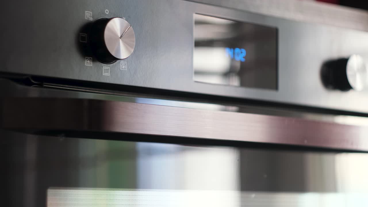 Donna che Regola la Temperatura del Forno
