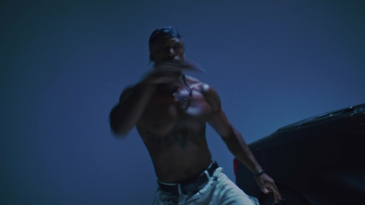 Ballerino hip-hop esegue mosse di pop e lock in stile libero.
