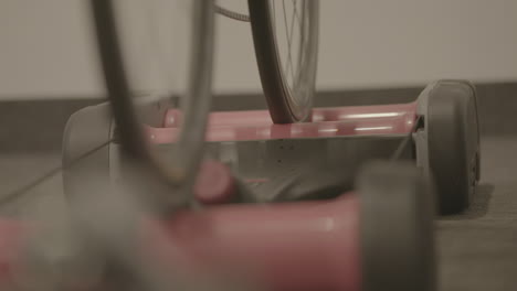 Una-Persona-Montando-Una-Bicicleta-Sobre-Rodillos-Rojos-Dentro-En-Cámara-Lenta-Manteniendo-El-Equilibrio-Y-Moviéndose-De-Izquierda-A-Derecha