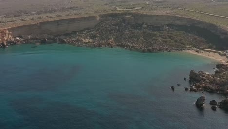 Orbit-Drohne-Schoss-über-Paradise-Bay-Und-Cirkewwa-Malta-Mit-Der-Gozo-Fähre-Im-Hintergrund