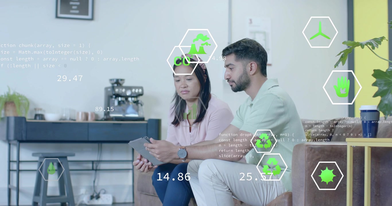 Una donna e un uomo che scorrono e toccano un tablet, lanciando esagoni e aggiornando le metriche energetiche di CO2 in una lounge.