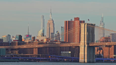 der east river bietet eine atemberaubende aussicht auf manhattan.