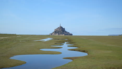 Die-Majestätischen-Türme-Des-Mont-Saint-Michel-Dominieren-Das-Luftbild-Seiner-Meereslandschaft