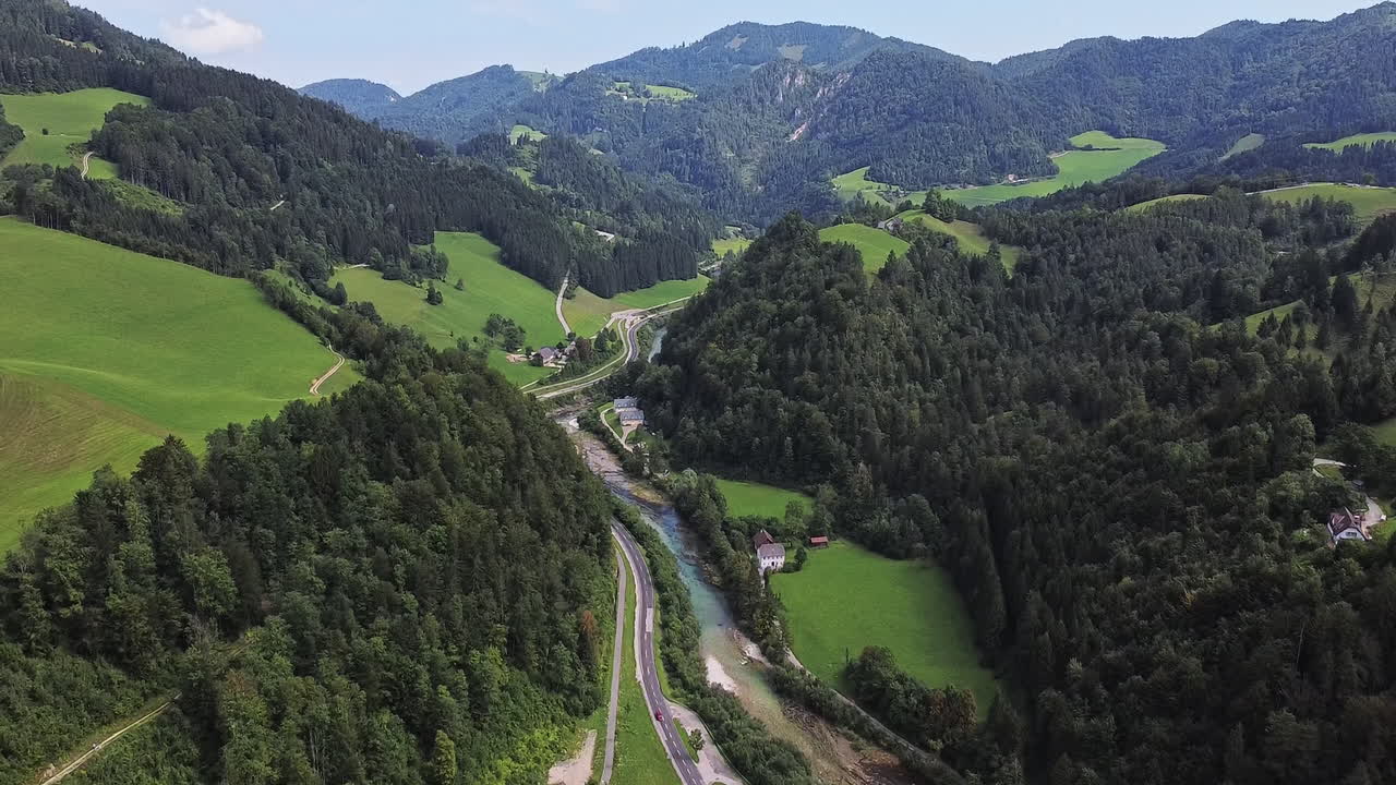 lecho panorámico de un río en un paisaje montañoso soleado en austria