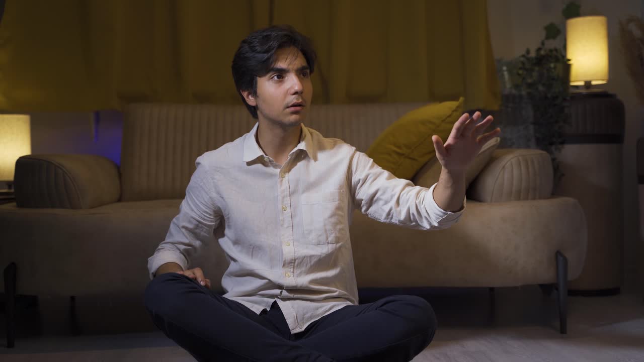 누군가가 오고 있다고 생각하는 정신병자.