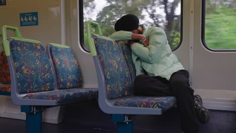 Hombre-Indio-Durmiendo-Sentado-Dentro-Del-Tren-En-Movimiento