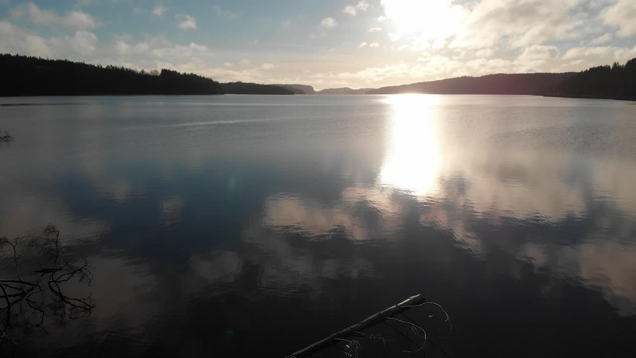 하늘이 물, 자유 개념에 반사되어 얼어붙은 날 공중 이륙