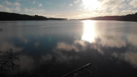 Despegue-Aéreo-Día-Congelado-Con-El-Cielo-Reflejado-En-El-Agua,-Concepto-De-Libertad