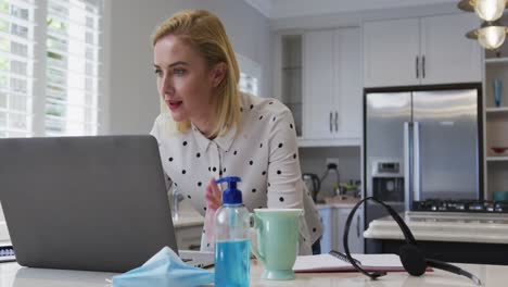 mujer teniendo un video chat en la computadora portátil en casa