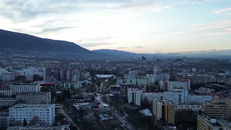 vista aérea panorámica de los edificios del horizonte de sofia bulgaria y el desarrollo al atardecer