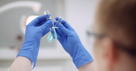 retrato de una científica con una pipeta analiza un líquido para extraer el adn en el laboratorio 2