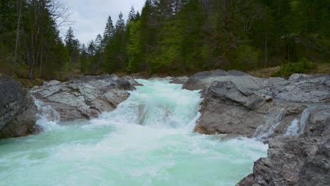 Río-Rissach-Que-Fluye-Por-Un-Cañón-De-Montaña-Pintoresco-E-Idílico-Con-Agua-Azul-Fresca-A-Lo-Largo-De-árboles-Verdes-Y-Exuberantes-En-Los-Alpes-Austríacos-Bávaros-Cerca-De-Engtal,-Ahornboden-Y-El-Lago-Walchensee