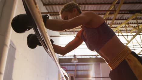 vista de cerca de una mujer en forma en el gimnasio de boxeo