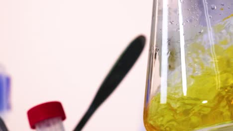 mezcla de productos químicos en un entorno de laboratorio