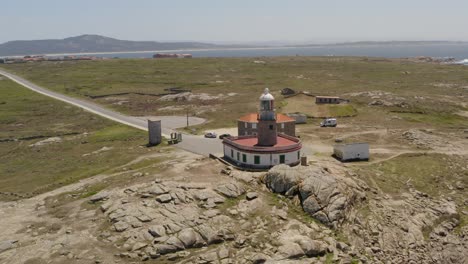 faro de corrubedo en la región costera de rias baixas, galiza