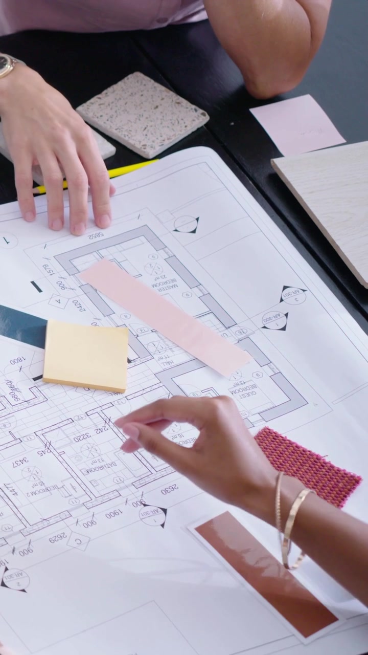Video verticale: Revisione del piano, team in abbigliamento casual che posiziona legno e tessuto in studio scegliendo le finiture.