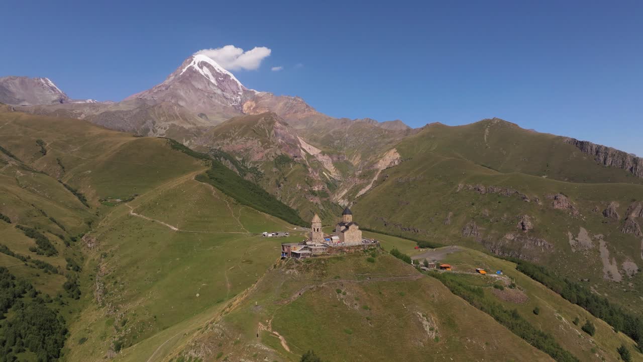 fotografía cinematográfica del establecimiento del avión no tripulado de la iglesia de la trinidad de gergeti en stepantsminda, georgia