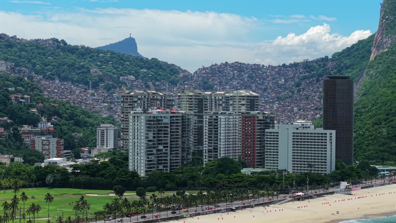Vista Aérea da Orla do Rio de Janeiro com Favelas e o Cristo Redentor.