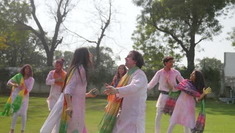 Inder-Feiern-Das-Holi-Fest-In-Einem-Park
