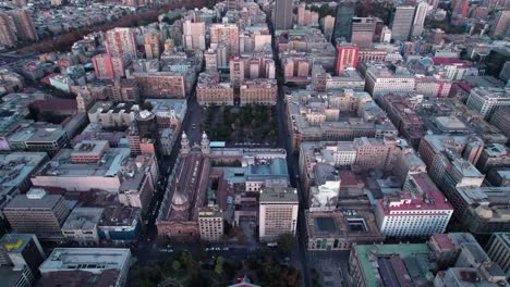 estableciendo una vista aérea en lo alto de santiago, chile, cámara de diputados, tribunales de justicia y plaza de armas paisaje histórico de la ciudad