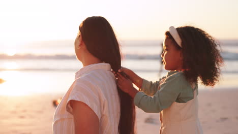 Strand,-Mutter-Und-Kind-Im-Sommer-Mit-Haarpflege