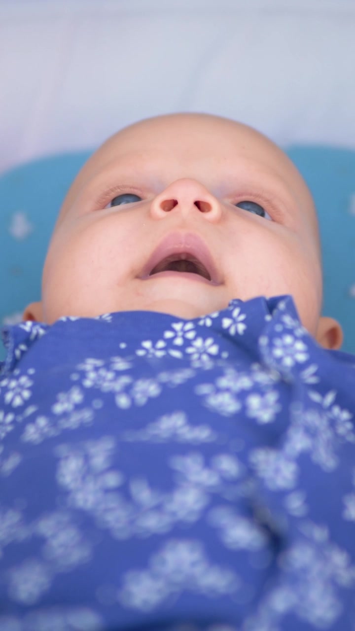 Bambino attivo di tre mesi nel passeggino